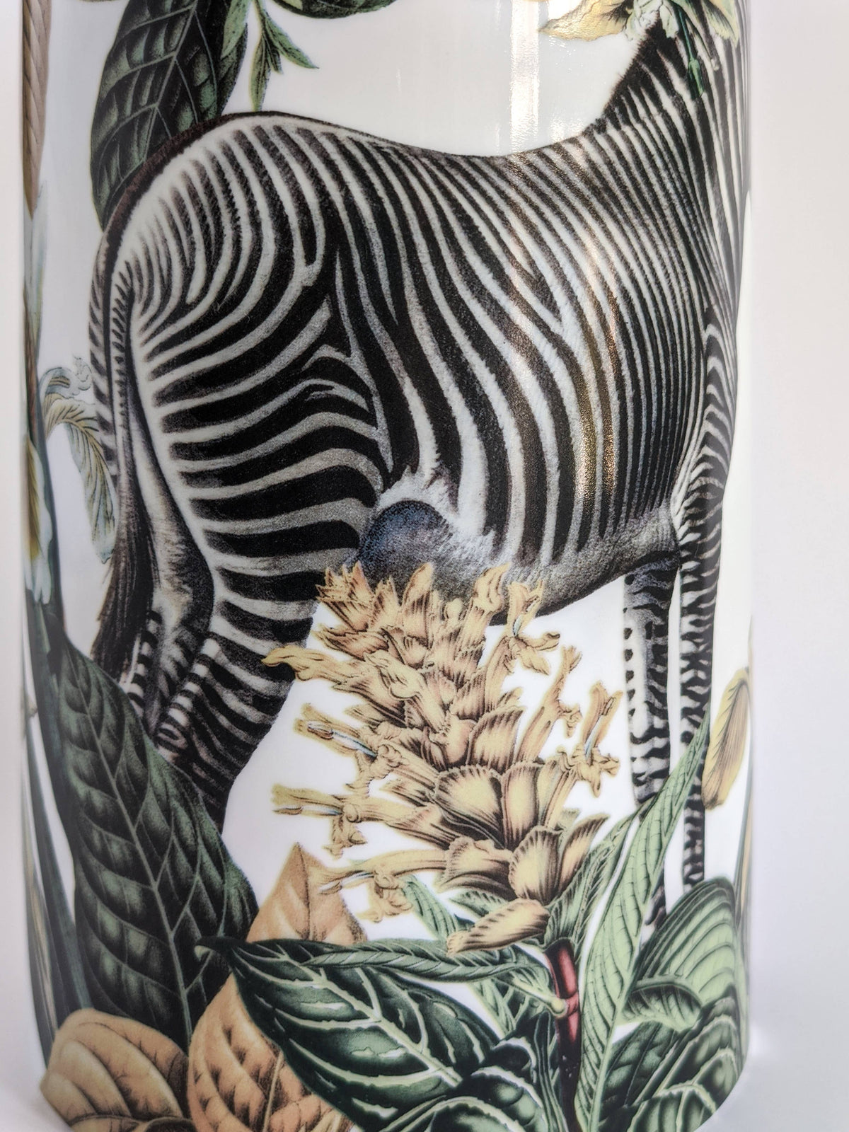 Vase cylindrique Animalia au zèbre en majolique décorée à la main – Grand Tour, Vito Nesta