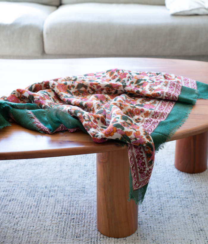 Foulard en laine Ouna Poudre porté — Bindi Atelier, George Genève