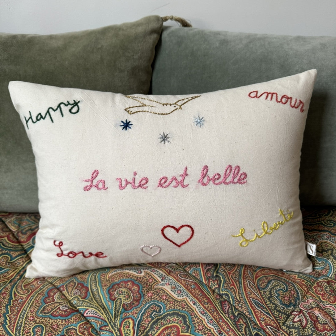 Coussin brodé La Vie Est Belle – vue 2 – CSAO | George Genève