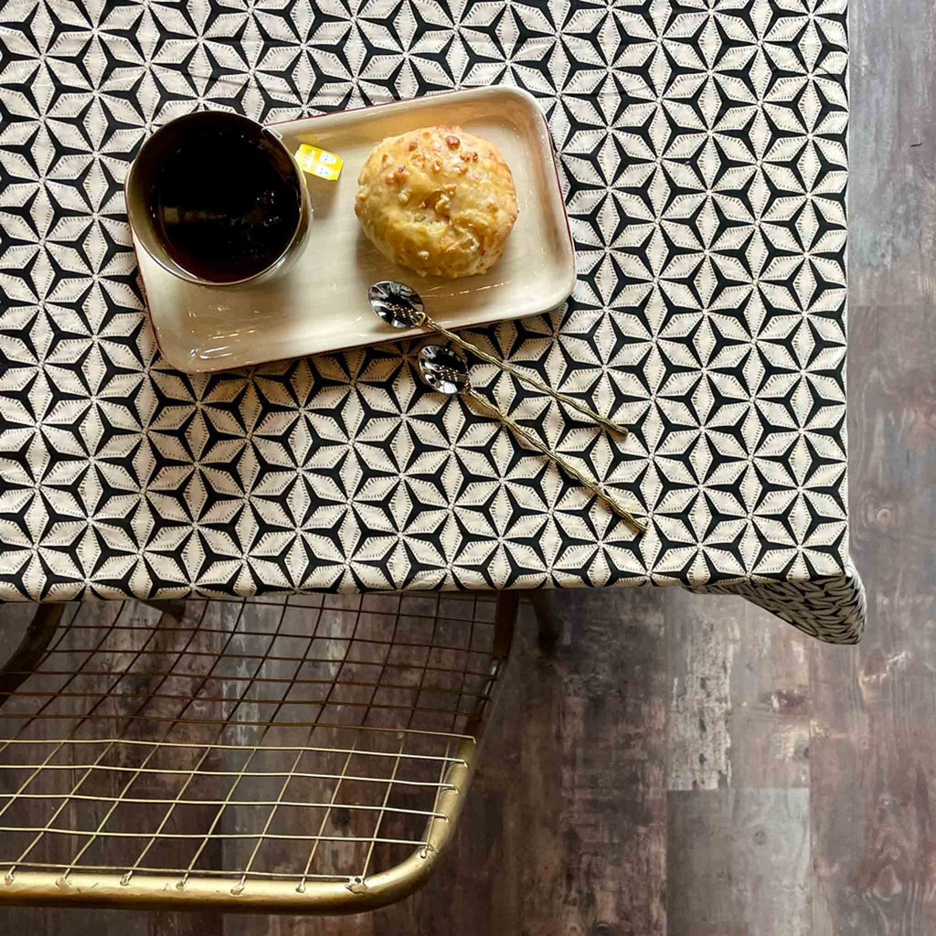 Nappe 170 x 250 cm en coton imprimé, étoiles sur fond noir, dressée sur une table — Boncoeurs, George Genève